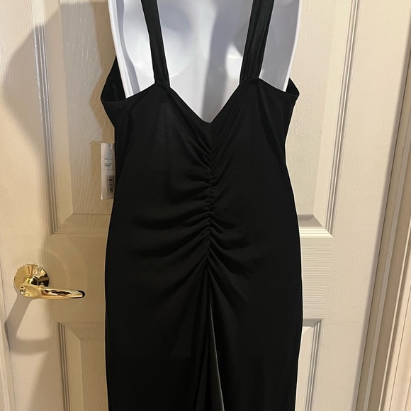 Absolutely Gorgeous! Black Satin gown! - Picture 5 of 11